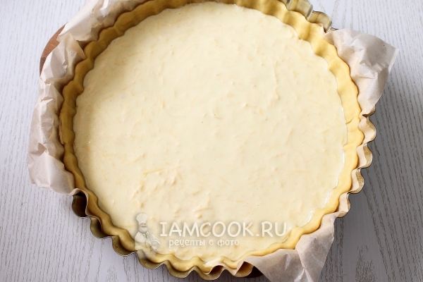 Вылить заливку на тесто