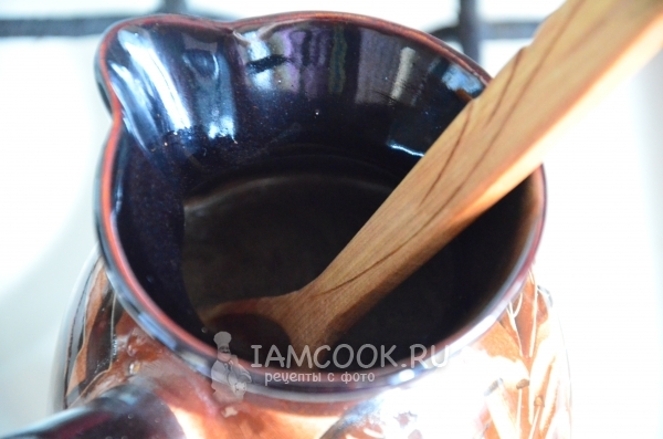 Поставить турку на плиту