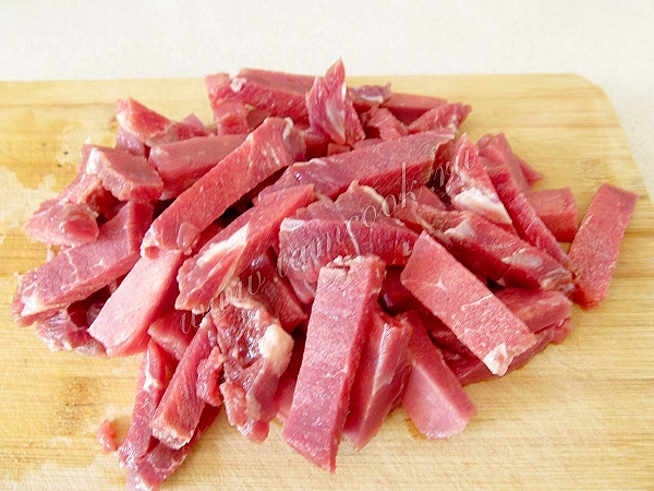 Говядину порезать брусочками