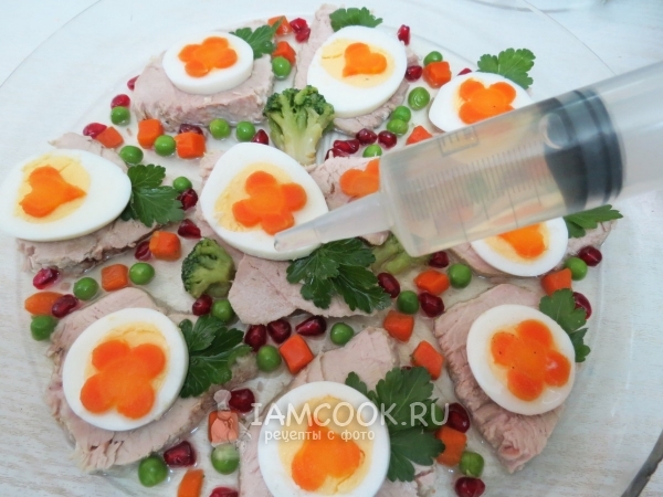 Полить бульоном из шприца