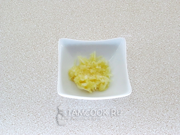 Натереть чеснок