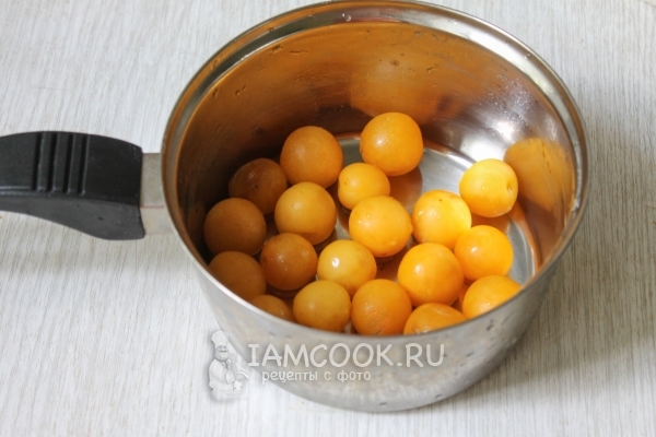 Положить алычу в кастрюлю