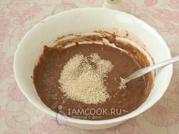 Всыпать муку и кунжут
