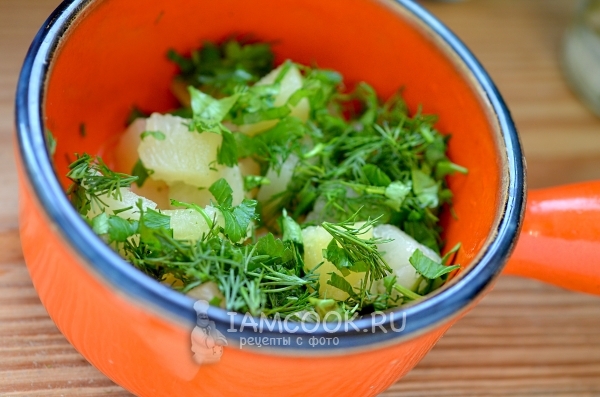 Соединить ананасы и зелень