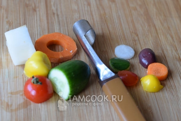 Нарезать кружочки из овощей