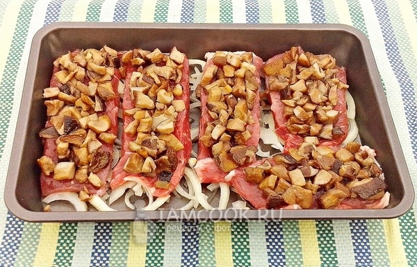 Положить в форму лук, мясо и грибы