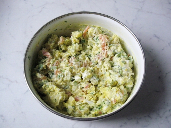 Салат с соленой форелью