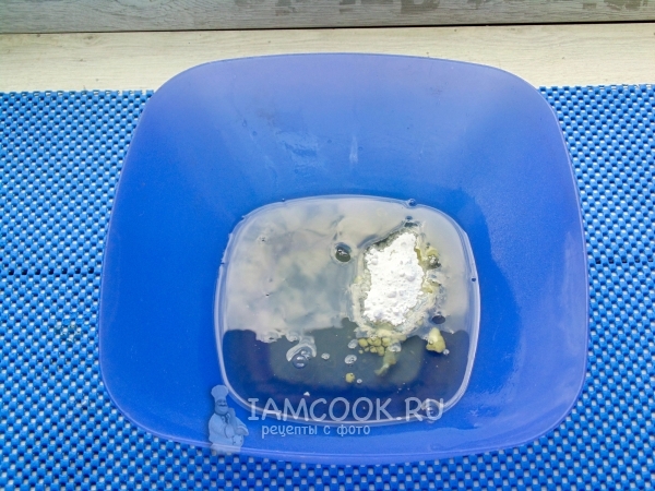 Всыпать сахарную пудру в белки