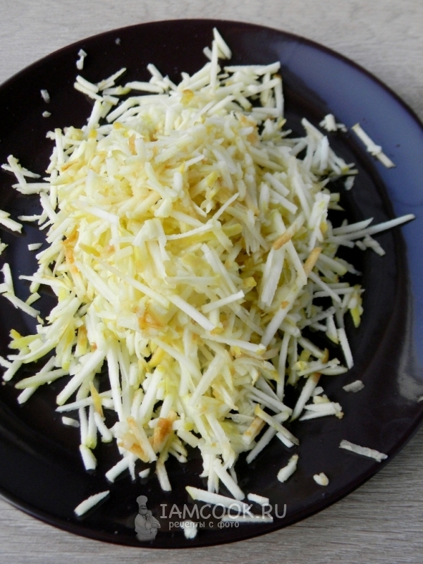 Натереть яблоки на терке