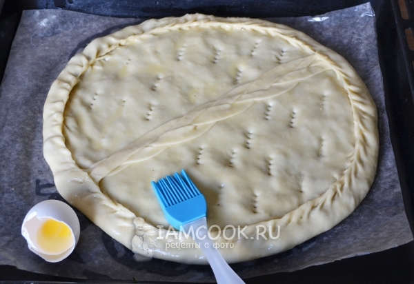 Смазать курник желтком