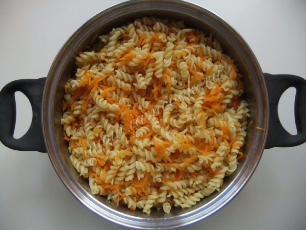 Салат с макаронами и лапшой