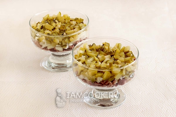 Выложить лук и огурцы