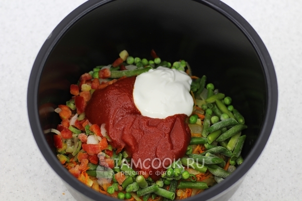 Сметана и томатная паста