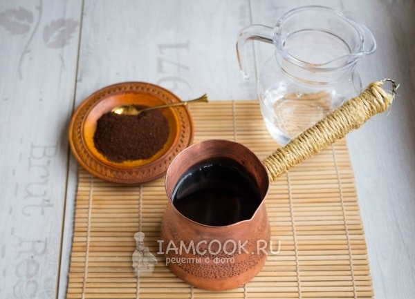 Влить в турку воду