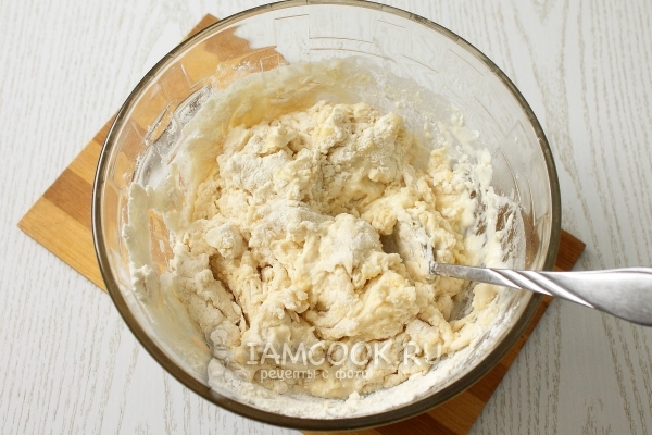 Влить воду и размешать тесто