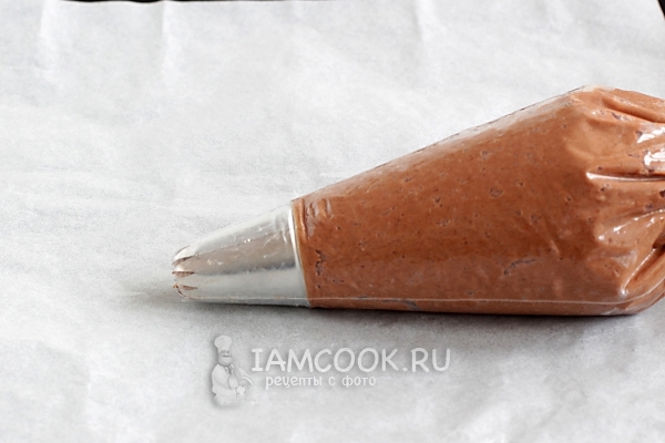 Положить тесто в кондитерский мешок