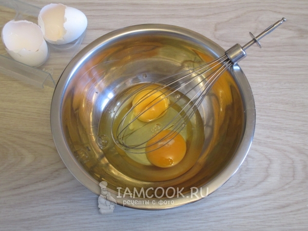 Смешать воду с яйцами