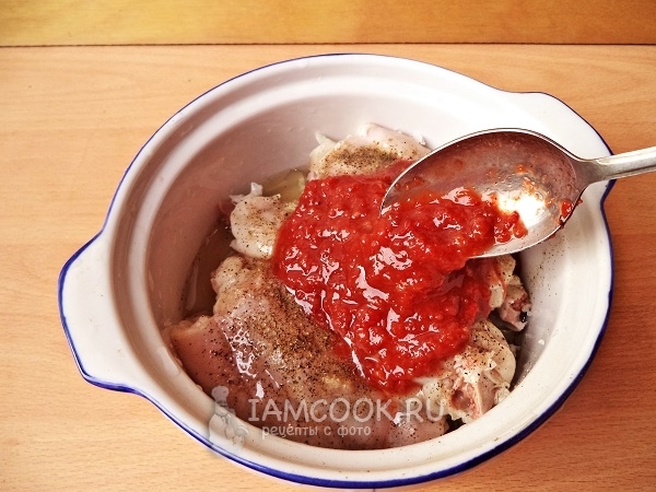 Положить в форму кролика, специи, масло и аджику