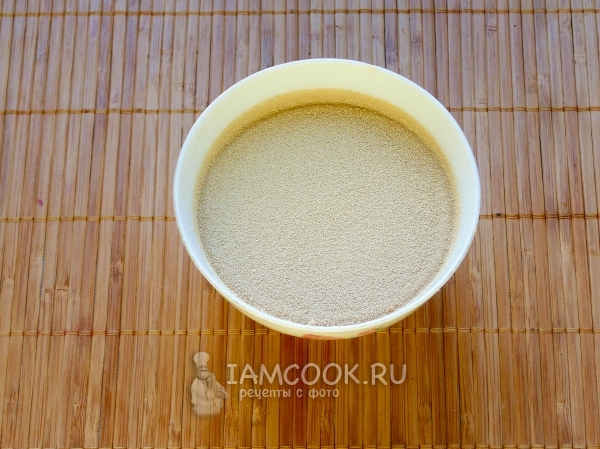 Смешать дрожжи, молоко и сахар