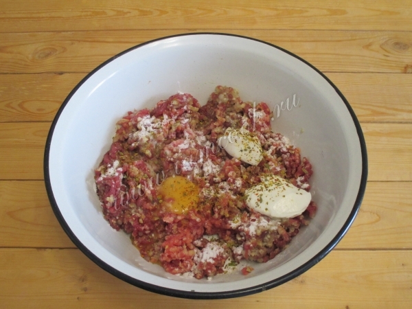 Добавили в фарш остальные ингредиенты