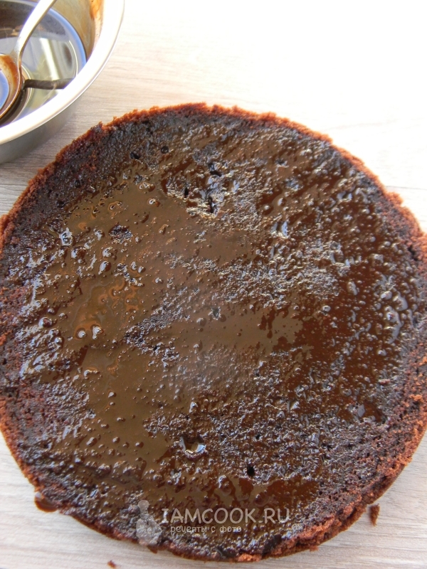 Полить корж пропиткой