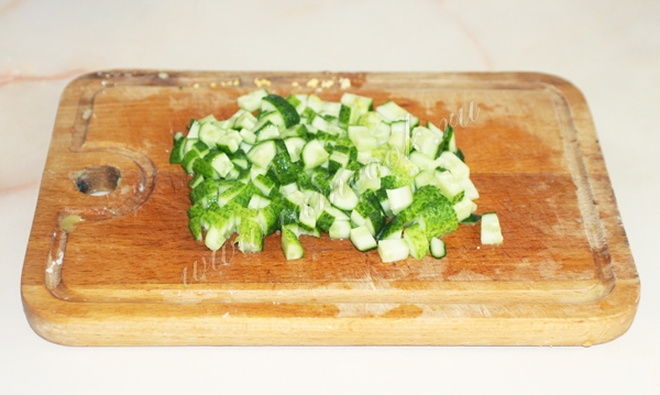 Порезанные огурцы для окрошки