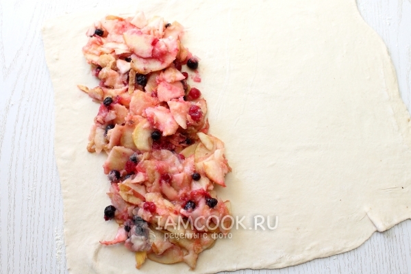 Раскатать тесто и положить начинку