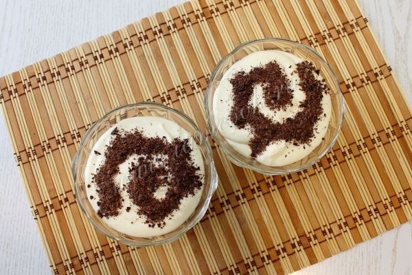 Украсить десерт шоколадом