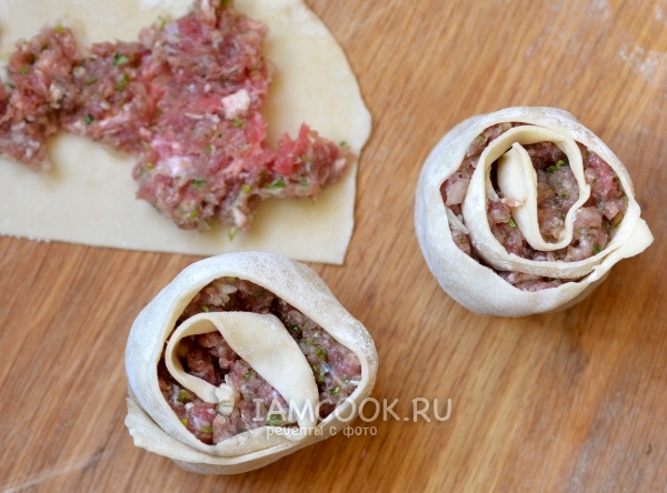 Свернуть тесто с фаршем в рулет