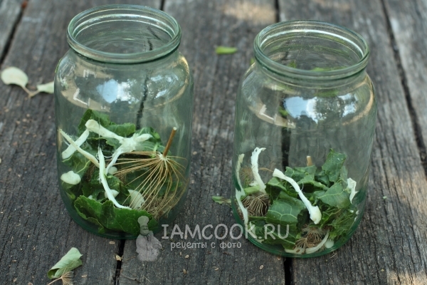 Уложить в банку зелень, хрен и чеснок