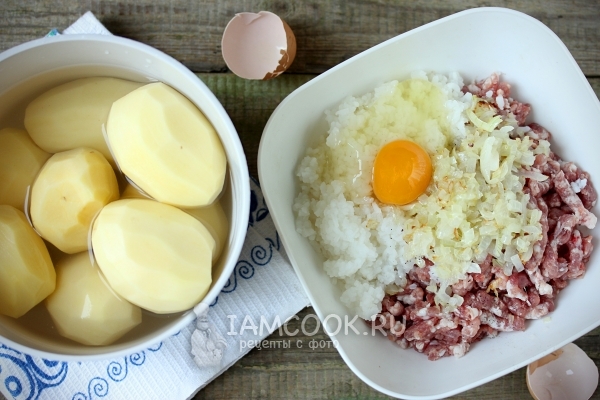 Добавить в фарш яйцо и почистить картофель