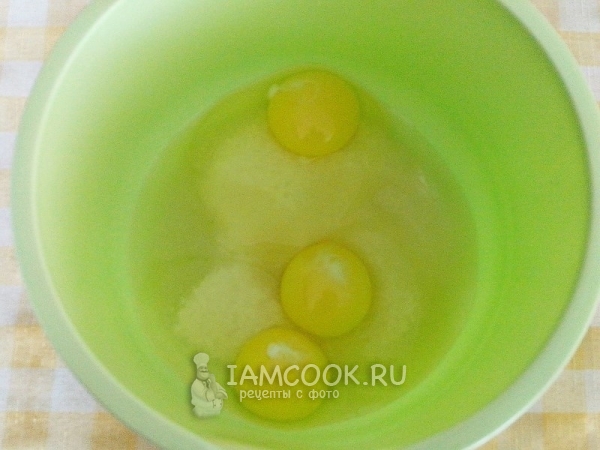 Смешать яйца с сахаром