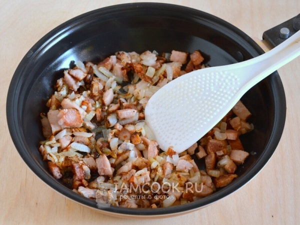 Обжарить лук с мясом