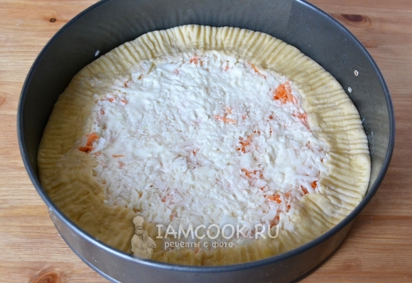 Выложить слой капусты и подвернуть края теста