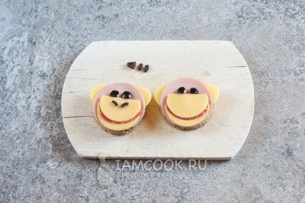 Сделать из маслин нос