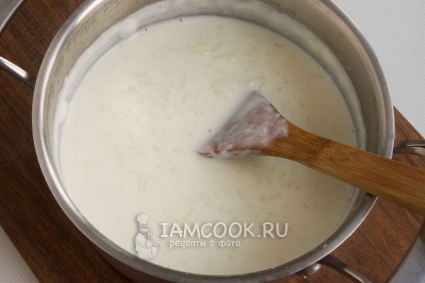Положить в молоко рис
