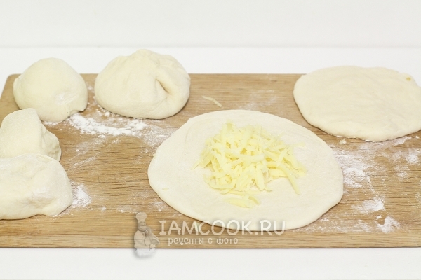 Положить на лепешку теста сыр