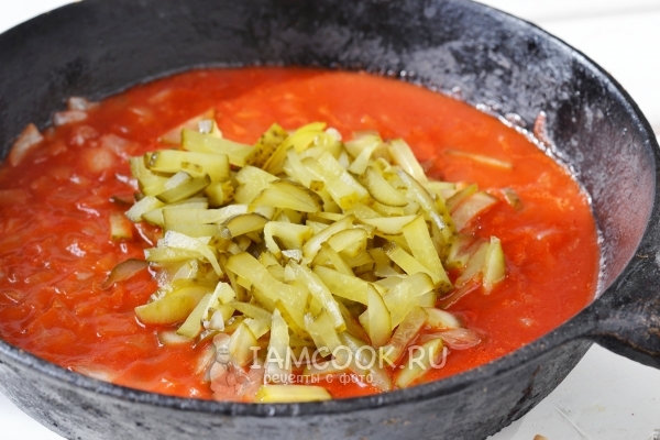 Положить огурцы к луку в томате