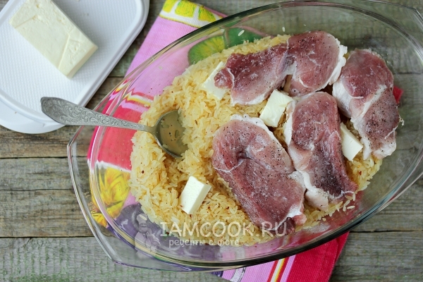 Положить мясо и сливочное масло