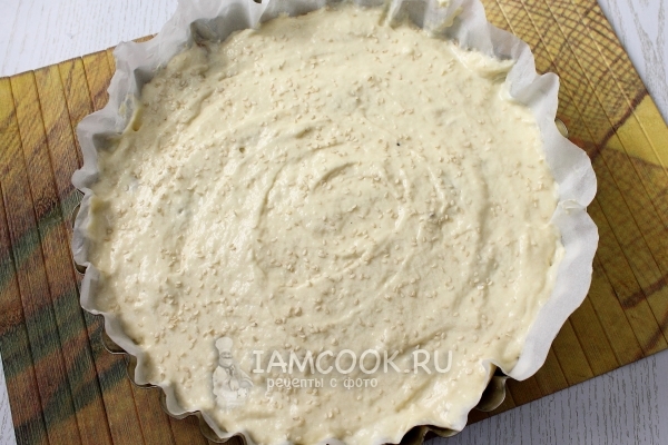 Залить тестом и посыпать кунжутом