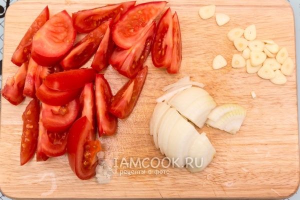Нарезать лук, чеснок и помидоры