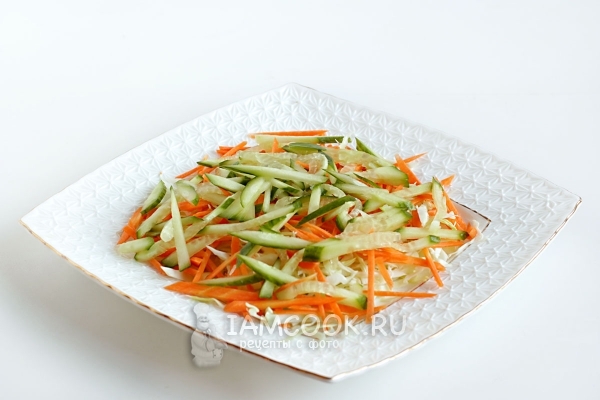 Положить слой огурцов