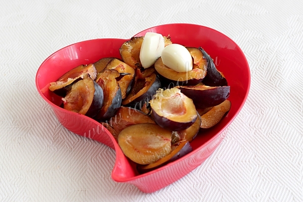 Сливы с чесноком