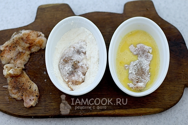 Обвалять мясо в муке и яйце