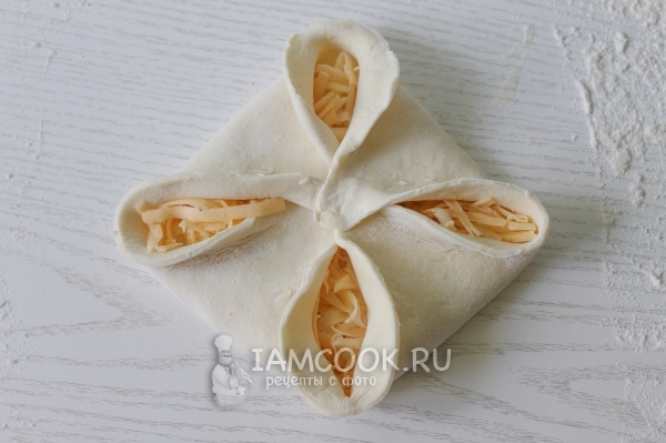 Защипнуть края теста