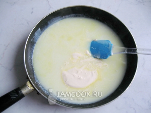 Добавить плавленный сыр