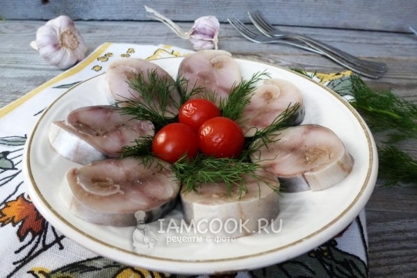 Фото cкумбрии, соленой с чесноком