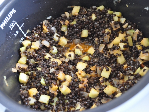 Тушение чечевицы с кабачком в морковном соке