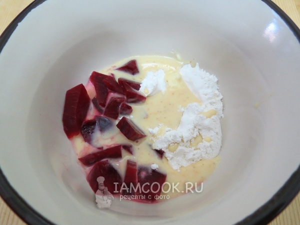 Добавить муку и свеклу