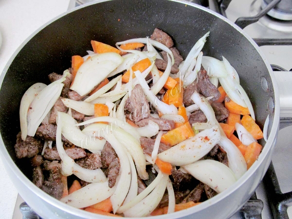 Лук и морковь обжарить, добавить говядину